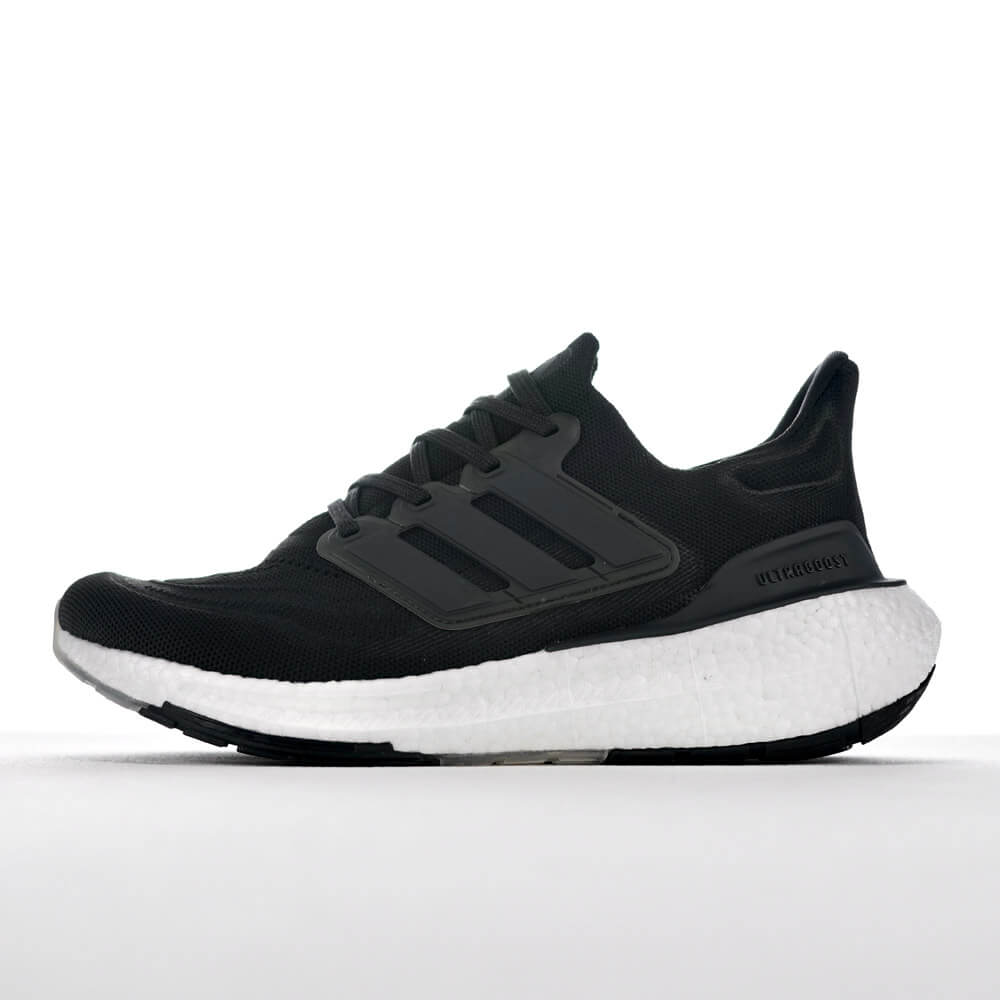 高仿运动鞋ULTRA BOOST 9.0 黑白 GY9351